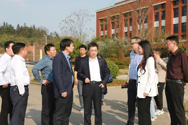 銅仁市委副書記、市長皮貴懷調(diào)研西部產(chǎn)業(yè)基地