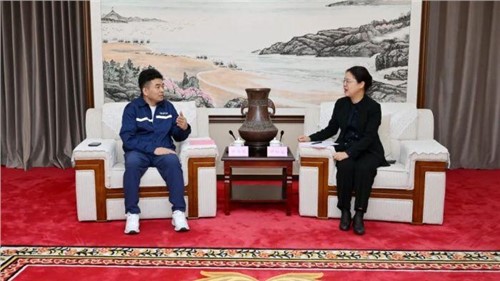 欽州市市委書記鐘暢姿會見中偉股份董事長、總裁鄧偉明一行