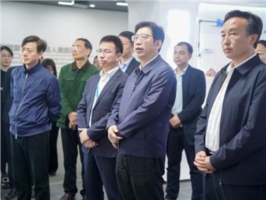 湖南省政協(xié)黨組成員、秘書長鄧群策帶隊考察調(diào)研中偉寧鄉(xiāng)產(chǎn)業(yè)基地